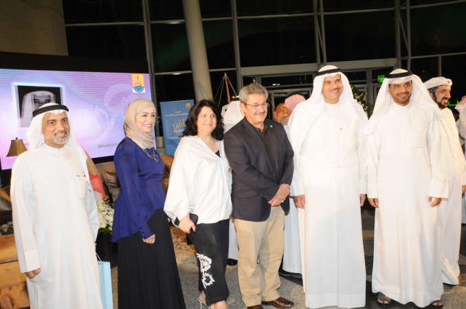 الشيخ سلمان الحمود ومتعب العتيبي ومجبل المطوع مع الحضور في المعرض﻿