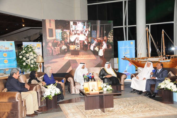 وزير الاعلام الشيخ سلمان الحمود ورئيس جمعية المعلمين متعب العتيبي خلال الجلسة الحوارية	انور الكندري﻿