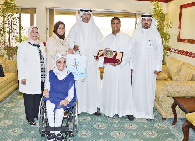 الشيخ فواز الخالد يتلقى درعا تذكارية من وفد جمعية اولياء امور المعاقين 