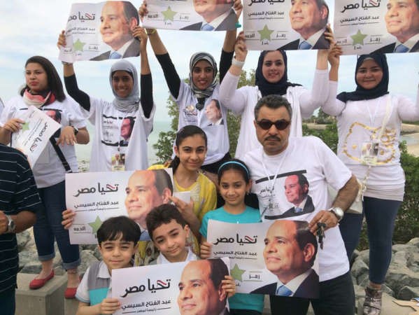 محمد الاشقر عضو اللجنة الاعلامية لحملة السيسي مع اسرته يرفعون شعارات تاييد للسيسي