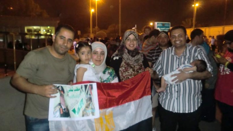 الزميل عبد الواحد ابو زيد عقب الادلاء بصوته مع اسرته