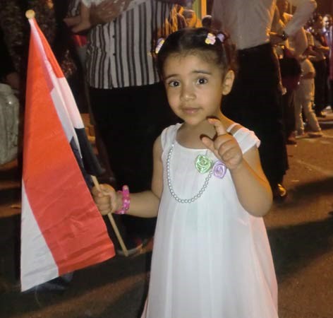 و الطفلة هناء عبد الواحد ترفع علم مصر امام السفارة