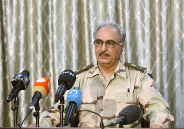 اللواء الليبي المتقاعد خليفة حفتر خلال مؤتمره الصحافي في النادي الرياضي في ابيار رويترز