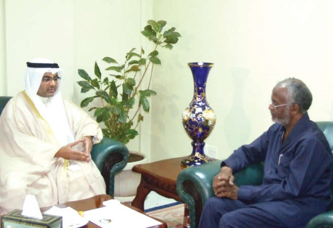  السفير طلال منصور الهاجري يسلم علي كرتي رسالة الشيخ صباح الخالد