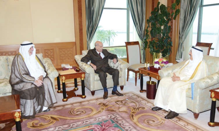 صاحب السمو الامير الشيخ صباحالاحمد خلال استقباله د عبدالله الغنيم ود محمد ابوالعز﻿