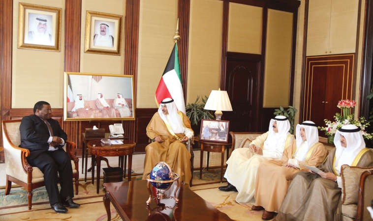  الشيخ صباح الخالد مستقبلا سفير مملكة سوازيلاند ملوندي دلاميني ﻿