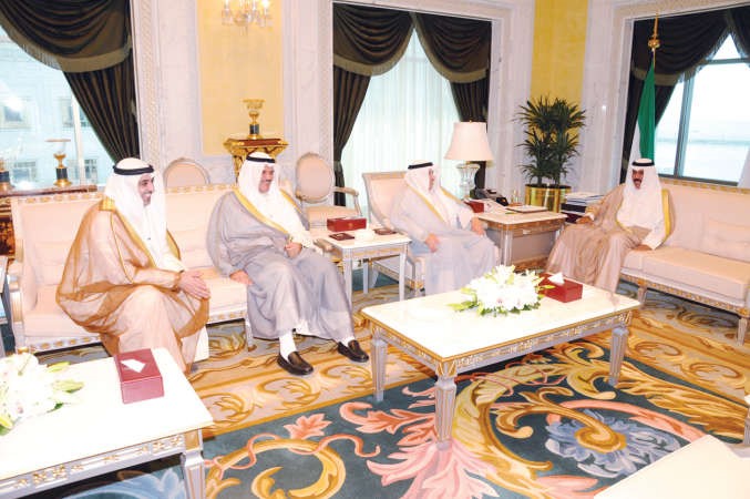 سمو ولي العهد الشيخ نواف الاحمد خلال استقباله الشيخ خالد الجراح والشيخ سلمان الحمود والشيخ محمد العبدالله