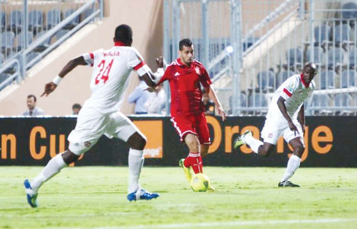 لاعب الاهلي حسام عاشور ينطلق بالكرة بملاحقة مدافعي نكانا﻿