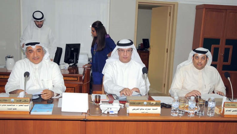 يعقوب الصانع ومبارك الحريص ودعبدالحميد دشتي اثناء اجتماع اللجنة التشريعية