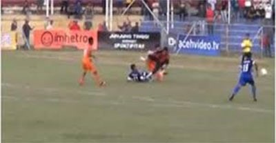 بالفيديو.. لاعب يفارق الحياة بعد تدخل قاتل من حارس المرمى