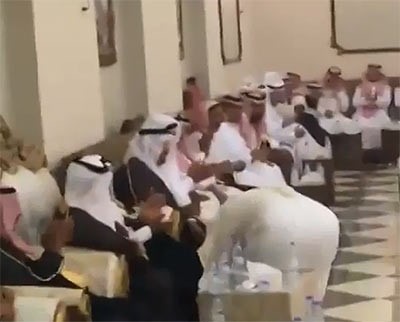 بالفيديو.. شاعر سعودي يقبل قدمي والده في حفل تكريمه