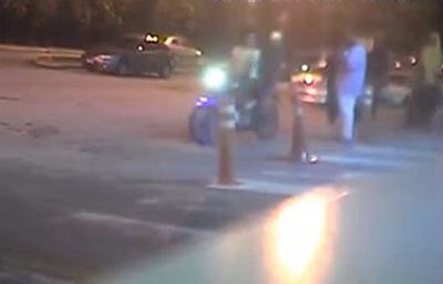 بالفيديو.. شاهد لحظة سرقة آيباد طالب كويتي من بين يديه  في ماليزيا