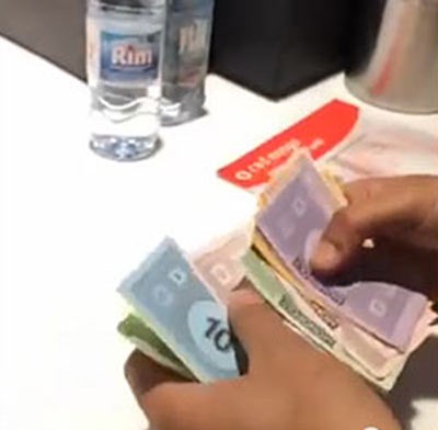 بالفيديو.. كويتي يقول انه يحاسب "الكاشيير" بالعملة الجديدة ويثير الاستغراب !