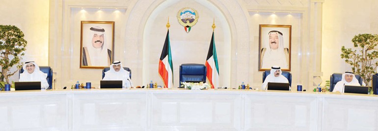 رئيس مجلس الوزراء بالنيابة ووزير الخارجية الشيخ صباح الخالد مترئسا اجتماع المجلس بحضور الشيخ محمد الخالد ﻿
