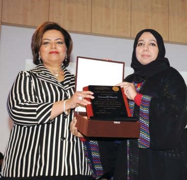 درع الانباء تتسلمها رئيسة قسم العلاقات العامة الزميلة انوار عبدالرحمن	﻿