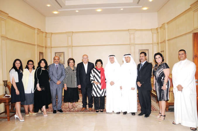 عائشة الرشيد وعدد من المشاركين في المؤتمر﻿