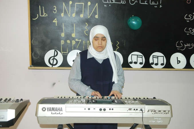 احدى الطالبات تعزف الموسيقى
