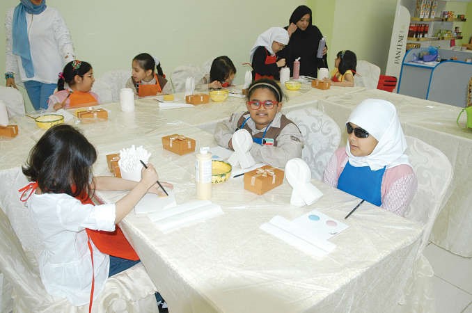 عدد من الطالبات في احدى الفعاليات