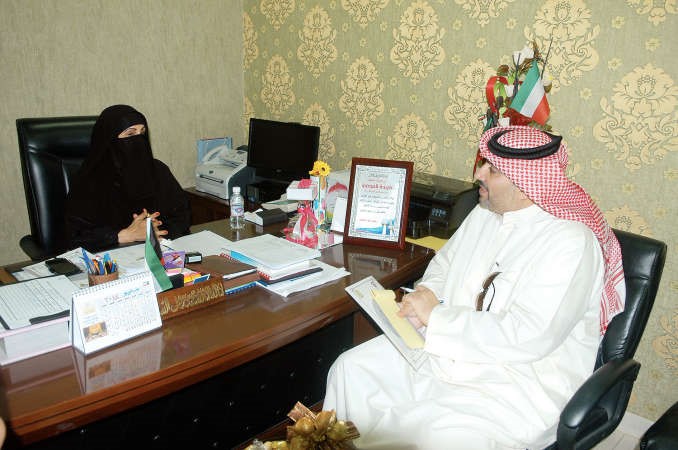 مديرة المدرسة فريدة العجمي تتحدث للزميل محمود الموسوي