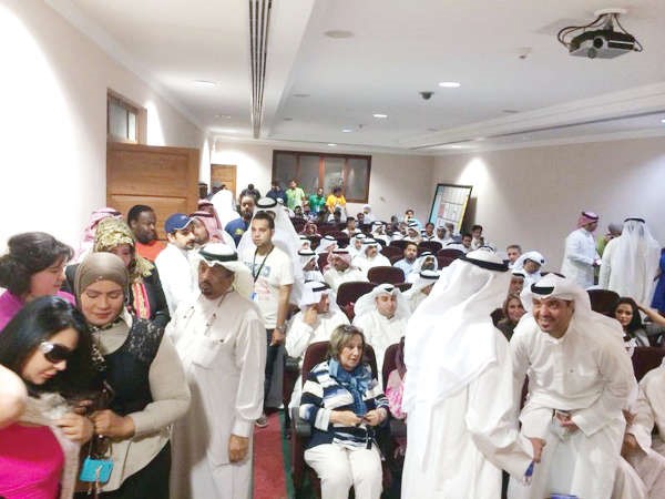 حضور كثيف للانتخابات التكميلية للنادي وتبدو الكاتبة عواطف البدر