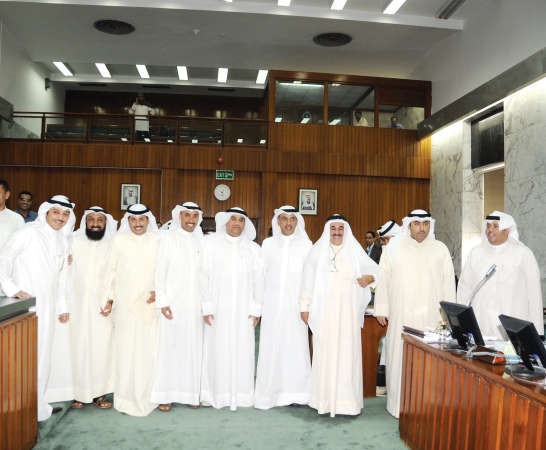رئيس المجلس البلدي مهلهل الخالد مع الاعضاء فهد الصانع واسامة العتيبي واحمد الفضالة ومشعل الجويسري ومنصور الخرينج واحمد البغيلي ومانع العجمي ونايف السور فريال حماد
