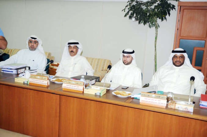 الشيخاحمد منصور الاحمد واركان هيئة الشباب والرياضة اثناء الاجتماع