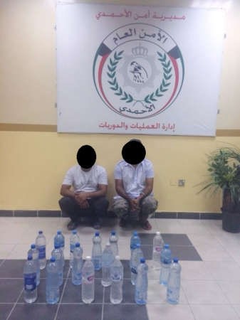 اسيويان ضبطا في حملة الاحمدي وامامهما الخمور 