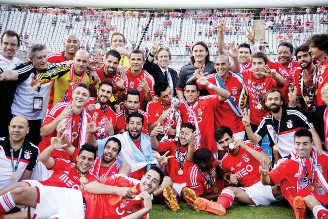 فرحة لاعبي بنفيكا بالكاس افپ
