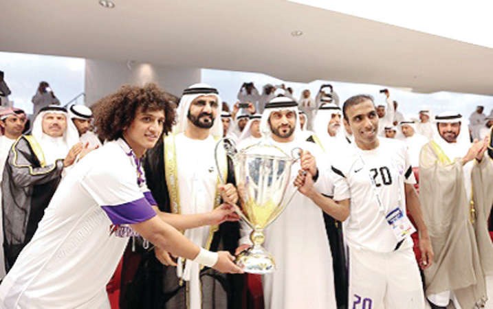 لاعبو العين خلال تتويجهم بالكاس