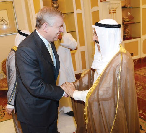 صاحب السمو الامير الشيخ صباح الاحمد مصافحا الامير اندرو﻿