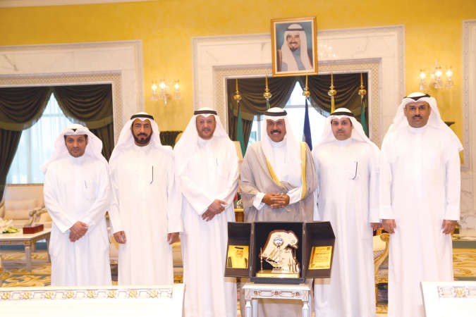 سمو ولي العهد الشيخ نواف الاحمد خلال استقباله رئيس واعضاء مجلس ادارة نادي برقان الرياضي