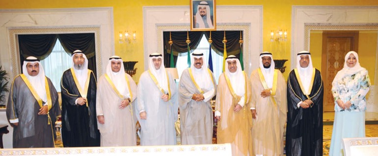 سمو ولي العهد الشيخ نواف الاحمد مستقبلا وزير الدولة لشؤون الاسكان ياسر ابل وقياديي مؤسسة الرعاية السكنية