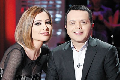 بالفيديو... وفاء الكيلاني تخلع حذاءها على الهواء لعدم احراج محمد هنيدي عند السلام عليه !