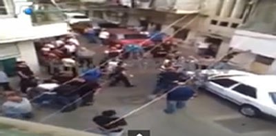 بالفيديو.. مشاجرة عنيفة في لبنان تنتهي بسقوط سلندر غاز على رأس أحد المتشاجرين!