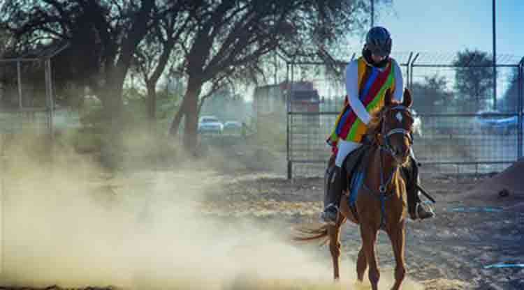 بالصور.. إماراتية تشرب حليب الخيل وتؤسس نادياً لتدريب الفروسية