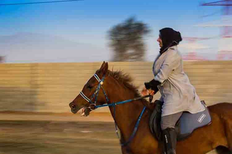 بالصور.. إماراتية تشرب حليب الخيل وتؤسس نادياً لتدريب الفروسية