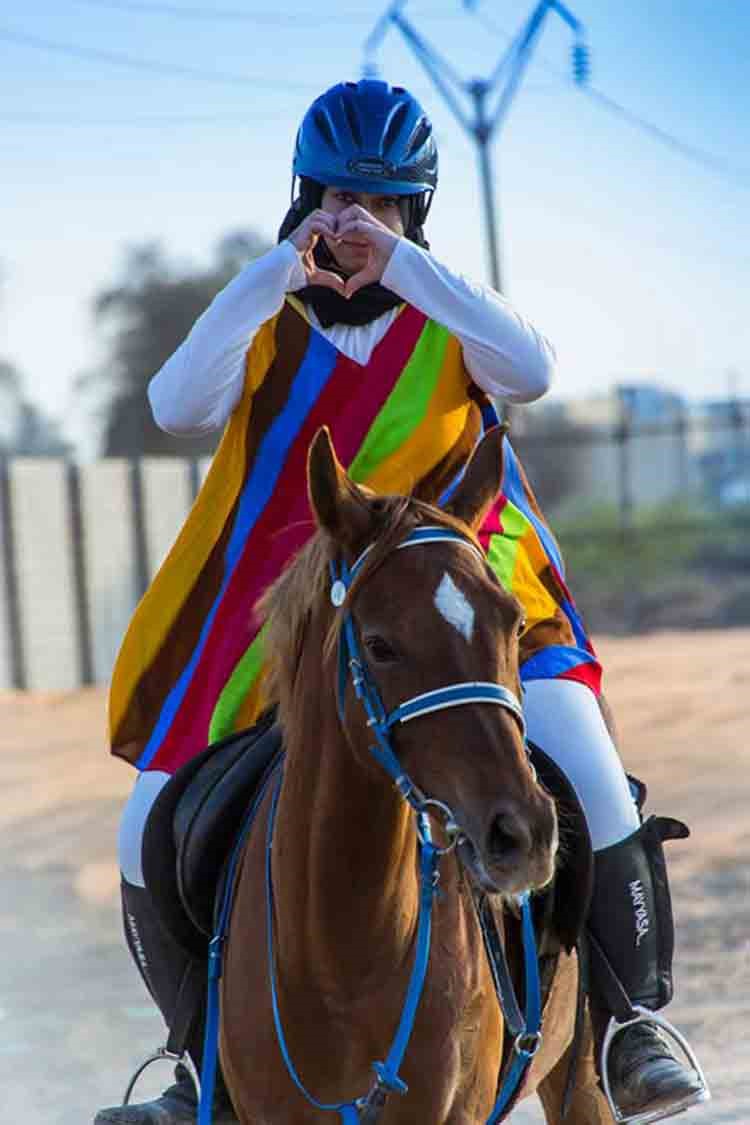 بالصور.. إماراتية تشرب حليب الخيل وتؤسس نادياً لتدريب الفروسية