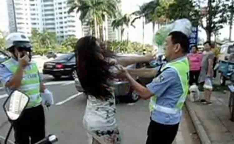 بالفيديو.. صينية تعتدي على شرطي بوحشية وتدخله المستشفى.. وتدعي العكس