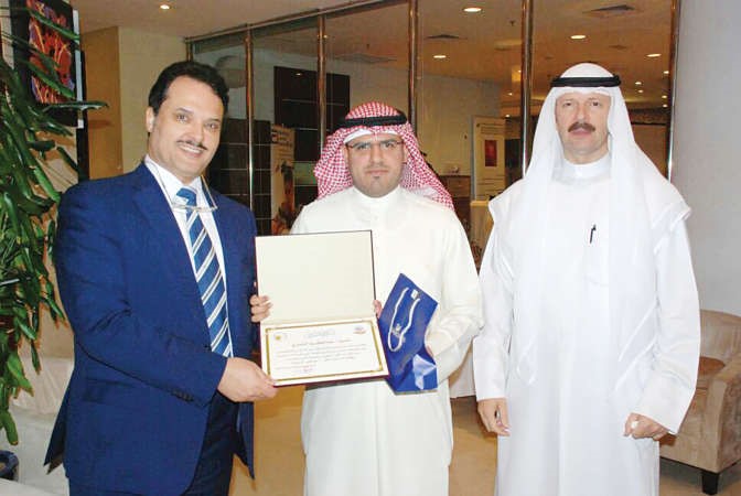  دجمال الحربي ودجمال السلطان يكرمان الزميل عبدالكريم العبدالله 