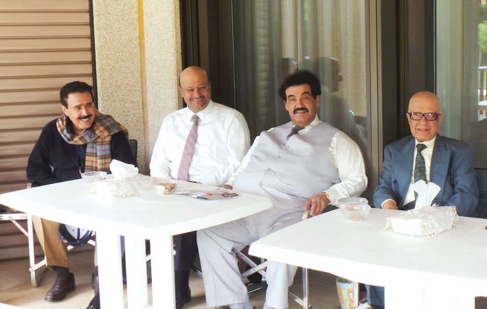 سمو الشيخ ناصر المحمد يتوسط دعلي العبيدي واحمد الجارالله والعم فهد المعجل﻿