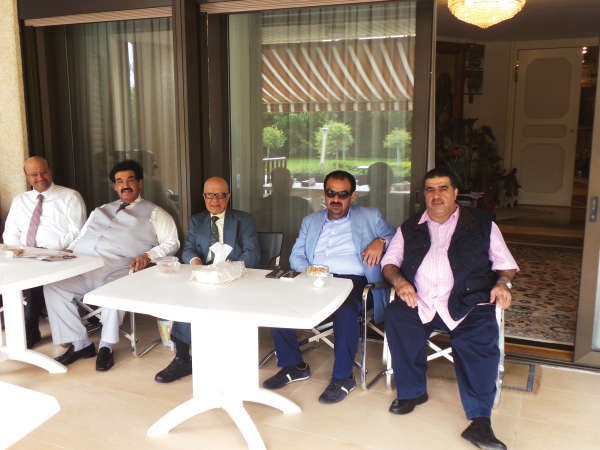 سمو الشيخ ناصر المحمد يتوسط دعلي العبيدي والعم فهد المعجل والشيخ خالد البدر واحمد اسماعيل بهبهاني﻿
