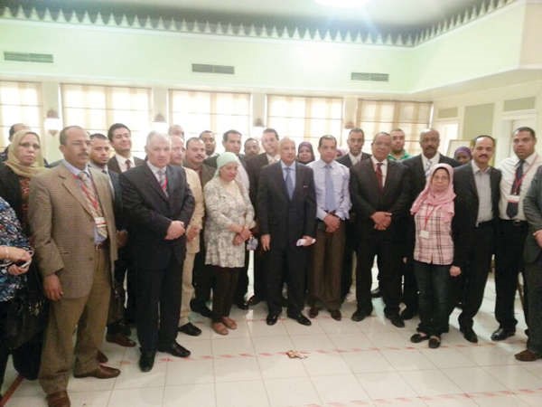 السفير المصري عبدالكريم سليمان يتوسط عدد من الديبلوماسيين واعضاء لجنة الانتخابات عقب اعلان النتيجة