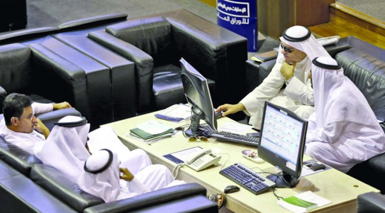 مستثمرون اماراتيون يطالعون بقلق هبوط سوق دبي رويترز