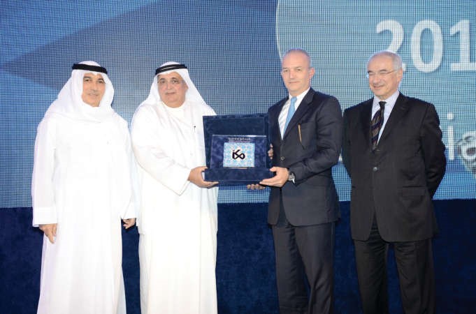 فيصل العيار وسامر خنشت يقدمان جائزة افضل شركة في المجموعة الى بنك الخليج الجزائر ويتسلمها الرئيس التنفيذي لقطاع البنوك مسعود حيات والرئيس التنفيذي لبنك برقان ادواردو ايغورين﻿