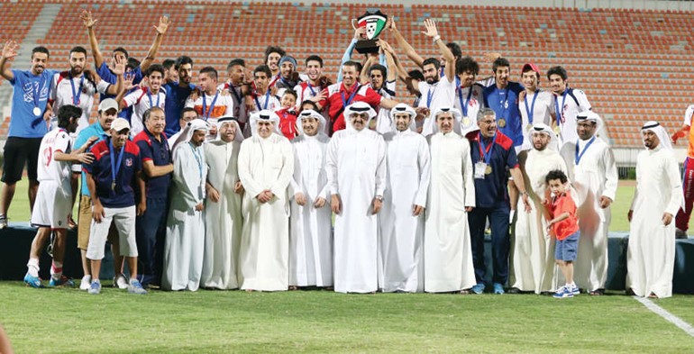 عبدالعزيز المرزوق وفهد الغانم مع اللاعبين الفائزين بكاس الشباب لكرة القدم	عادل اليعقوب﻿