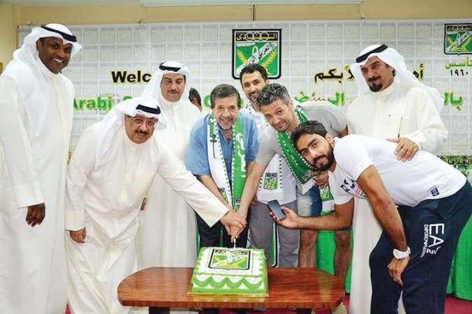 قطع كيكة الحفل ﻿