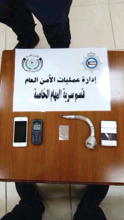 المواد المخدرة وادوات التعاطي المضبوطة مع السوري