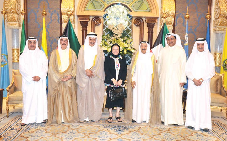 صاحب السمو الامير الشيخ صباح الاحمد خلال لقائه رئيس واعضاء لجنة مشروع المسؤولية التضامنية في النظام التربوي الكويتي﻿