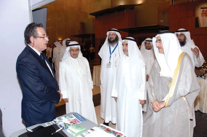 م عبدالعزيز الابراهيم خلال جولة في المعرض 