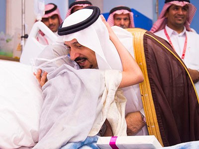 بالفيديو.. أمير القصيم قبّل رأس طفلة مصابة بالسرطان وأهداها سيارة